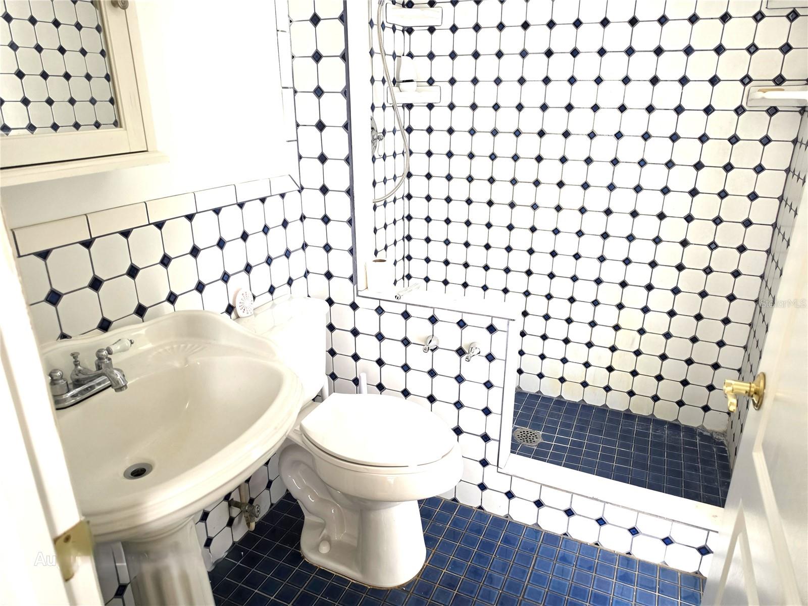 8205 WESTRIDGE DR — photo 35