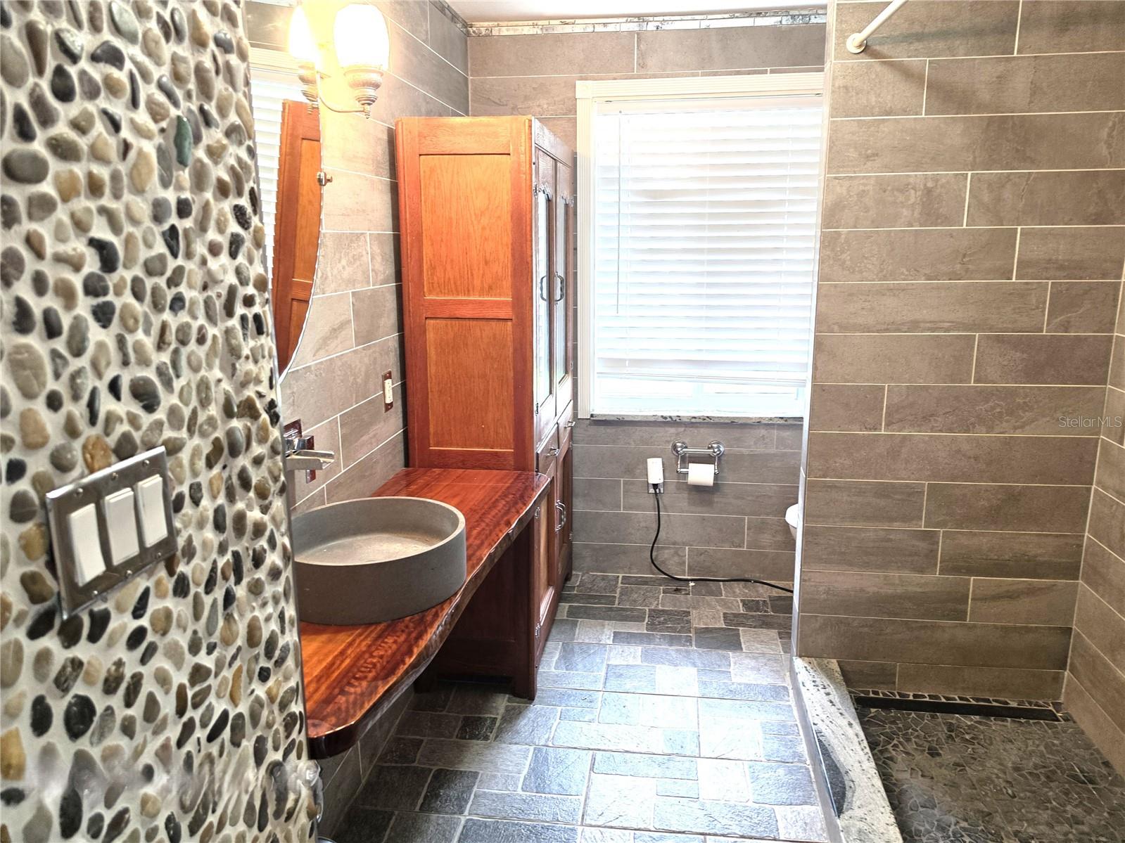8205 WESTRIDGE DR — photo 18