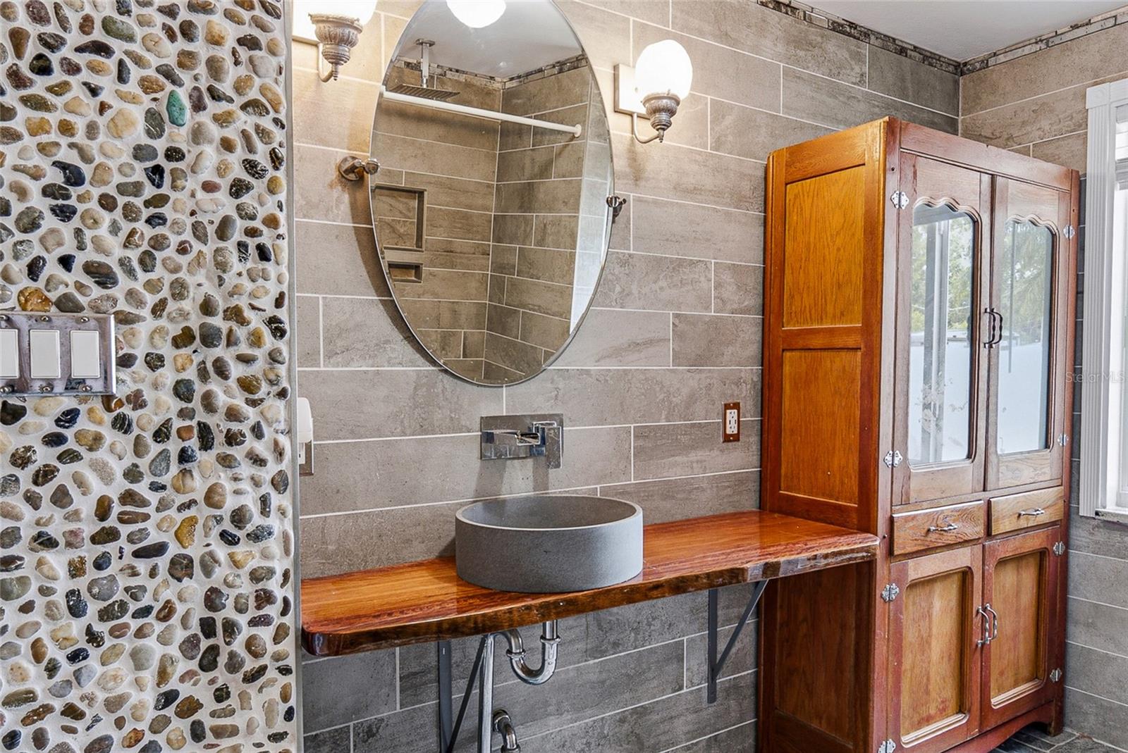 8205 WESTRIDGE DR — photo 19