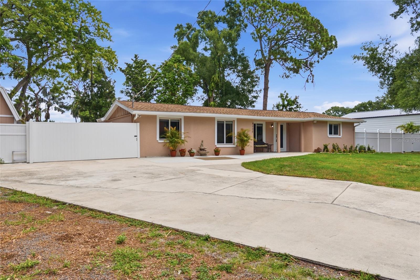 8205 WESTRIDGE DR — photo 2