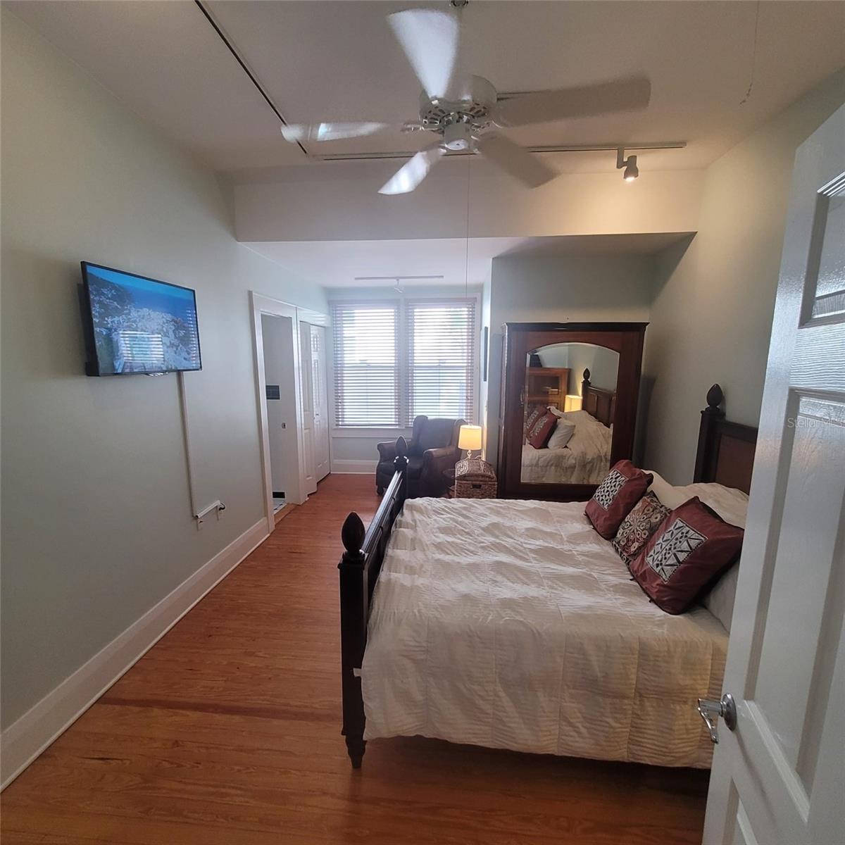 2916 W BAY COURT AVE — photo 39