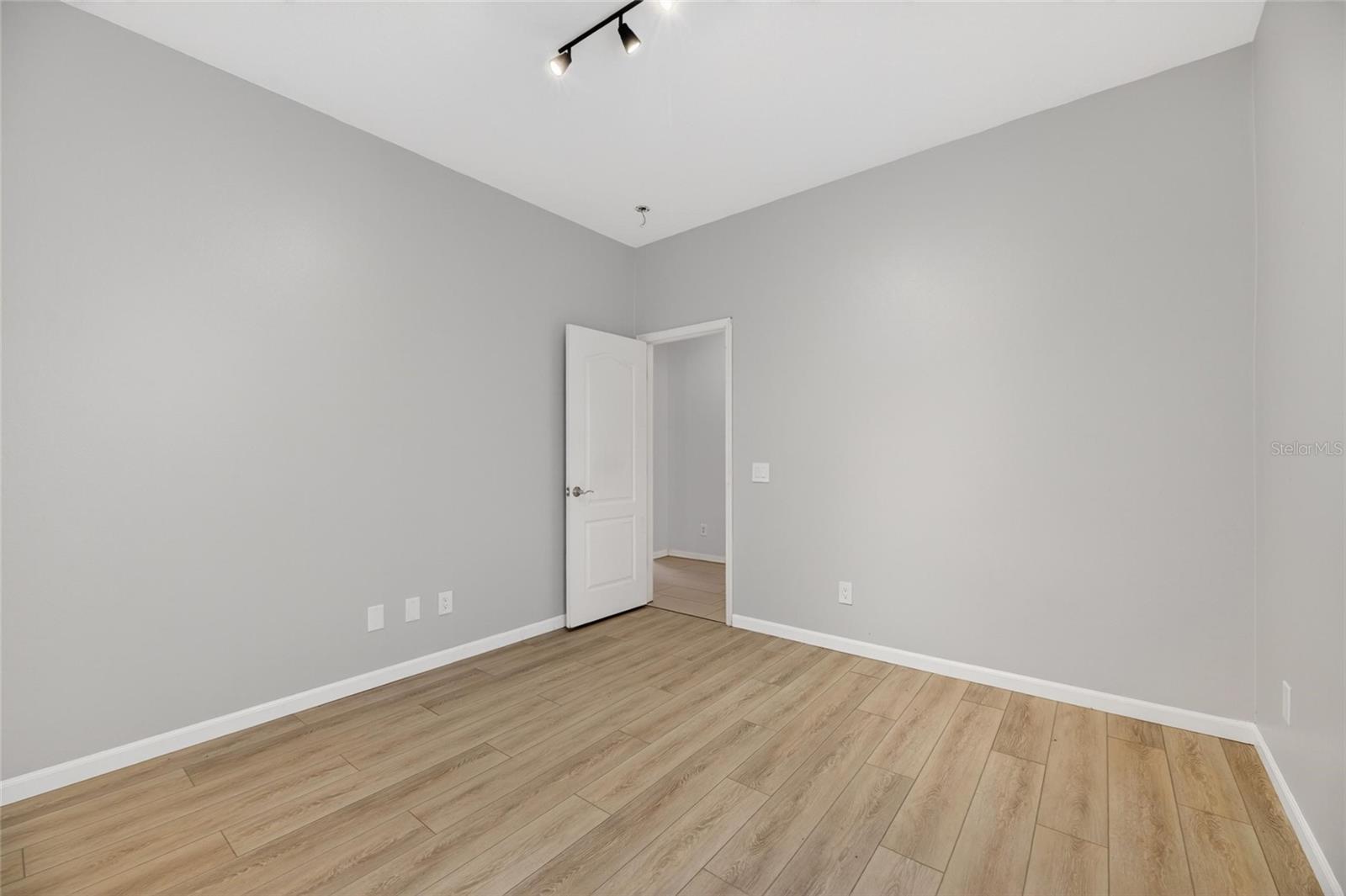 11901 NORTHUMBERLAND DR — photo 25