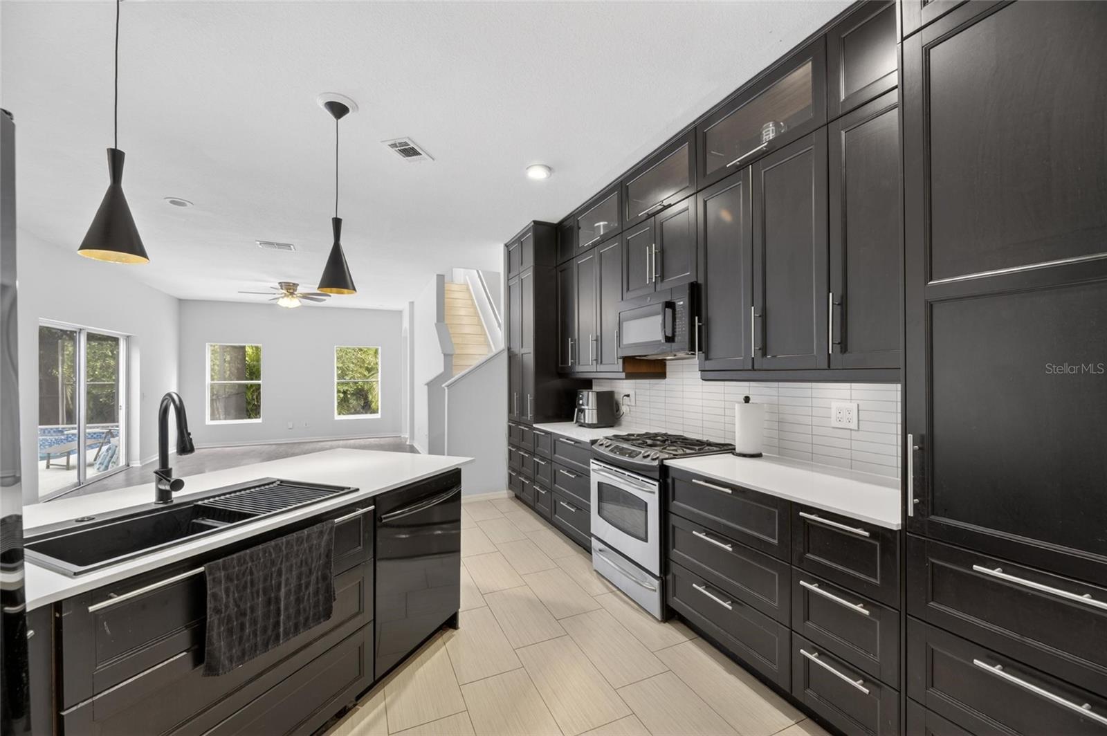 11901 NORTHUMBERLAND DR — photo 9