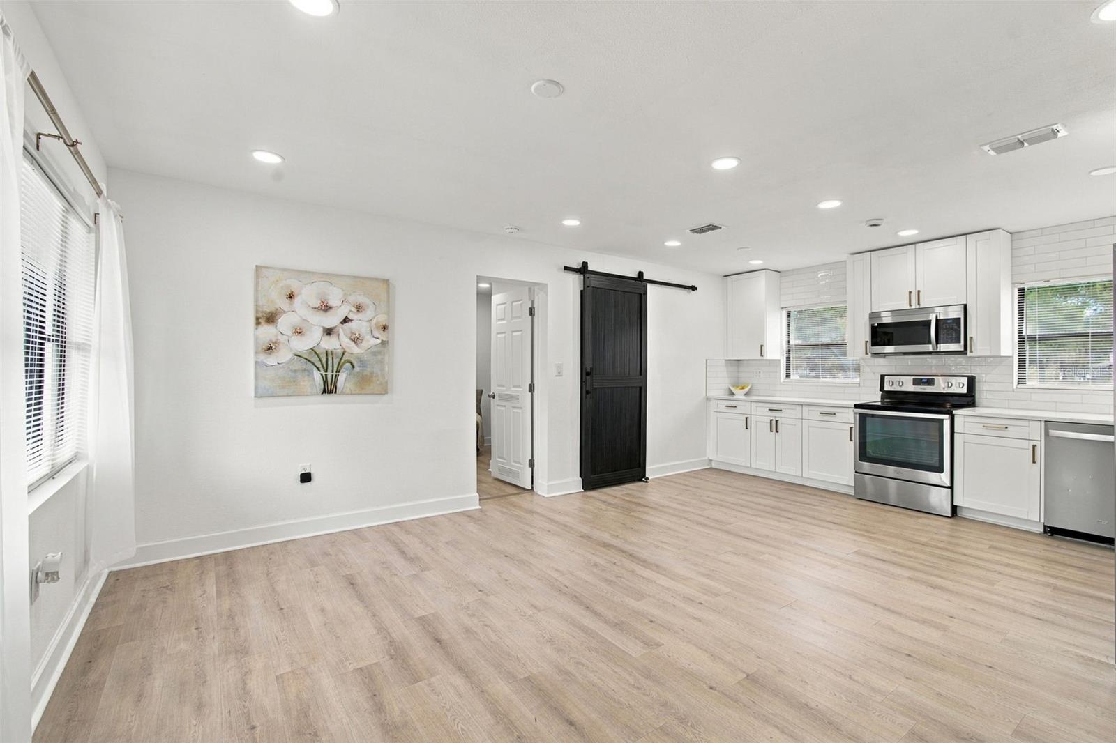 1702 W JOHNSTON AVE — photo 13
