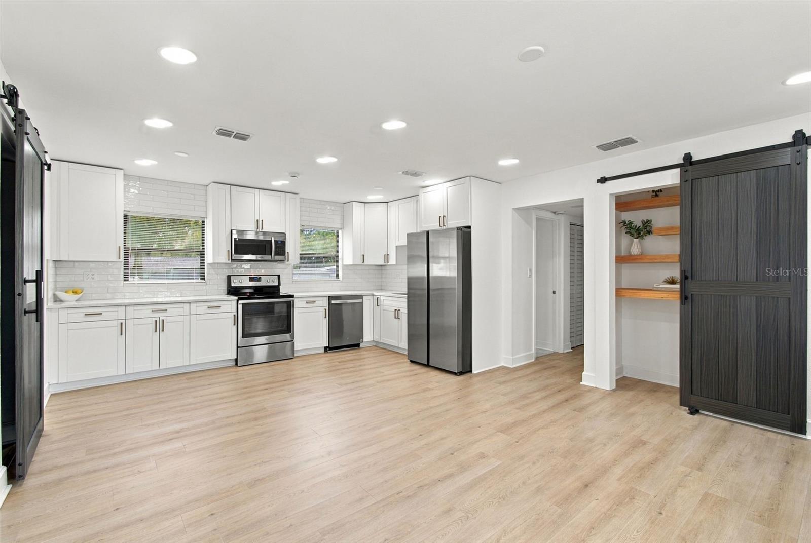 1702 W JOHNSTON AVE — photo 3