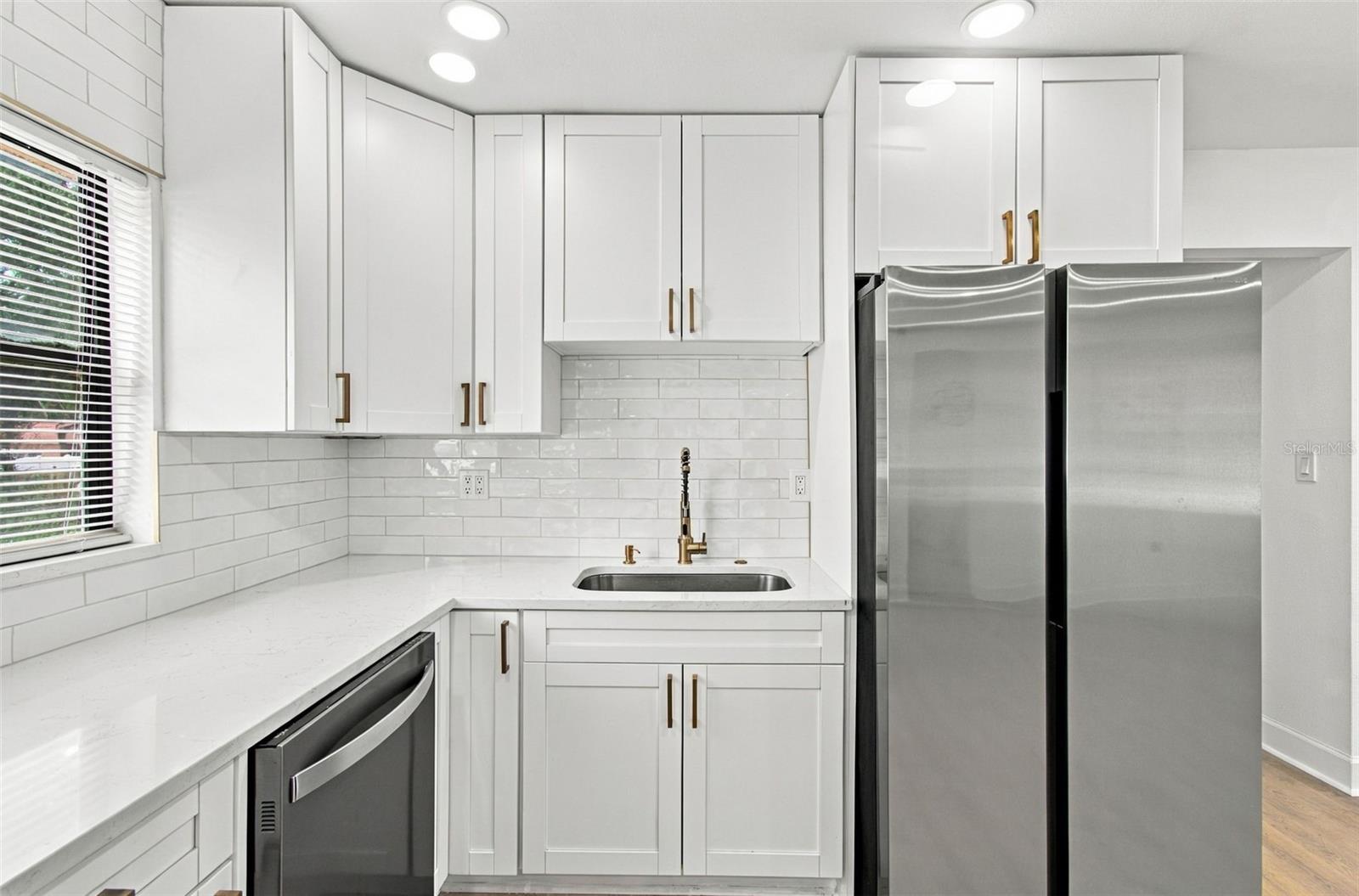 1702 W JOHNSTON AVE — photo 19