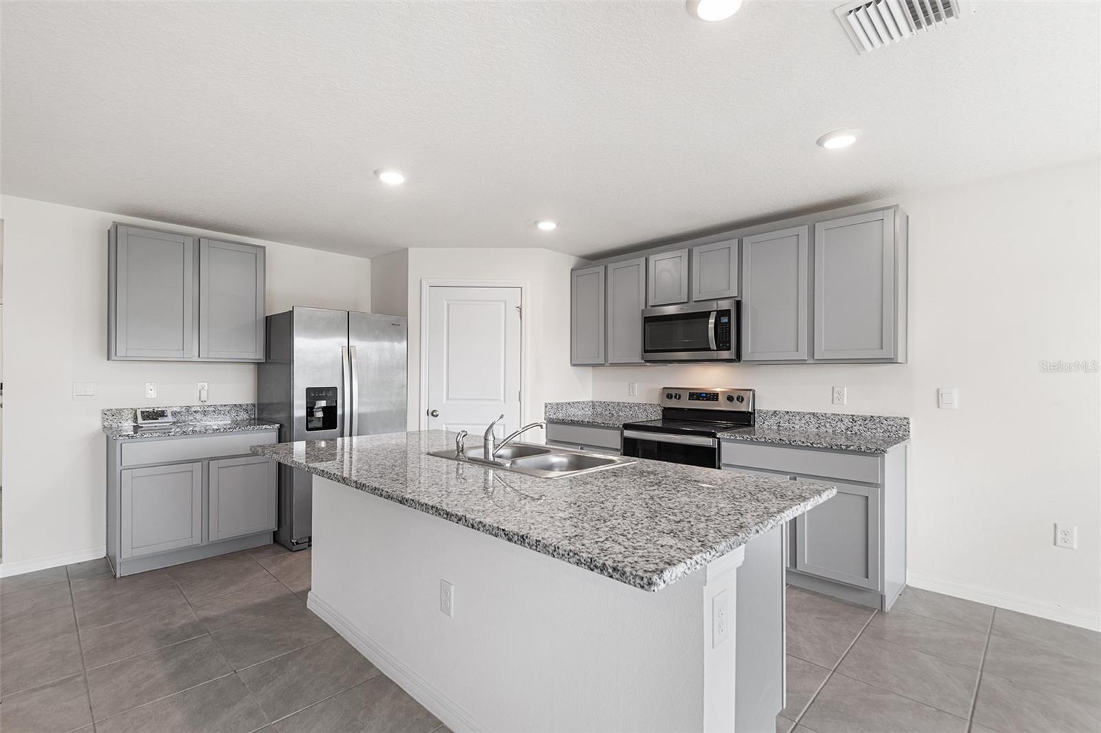 5106 PLUMERIA DR — photo 4