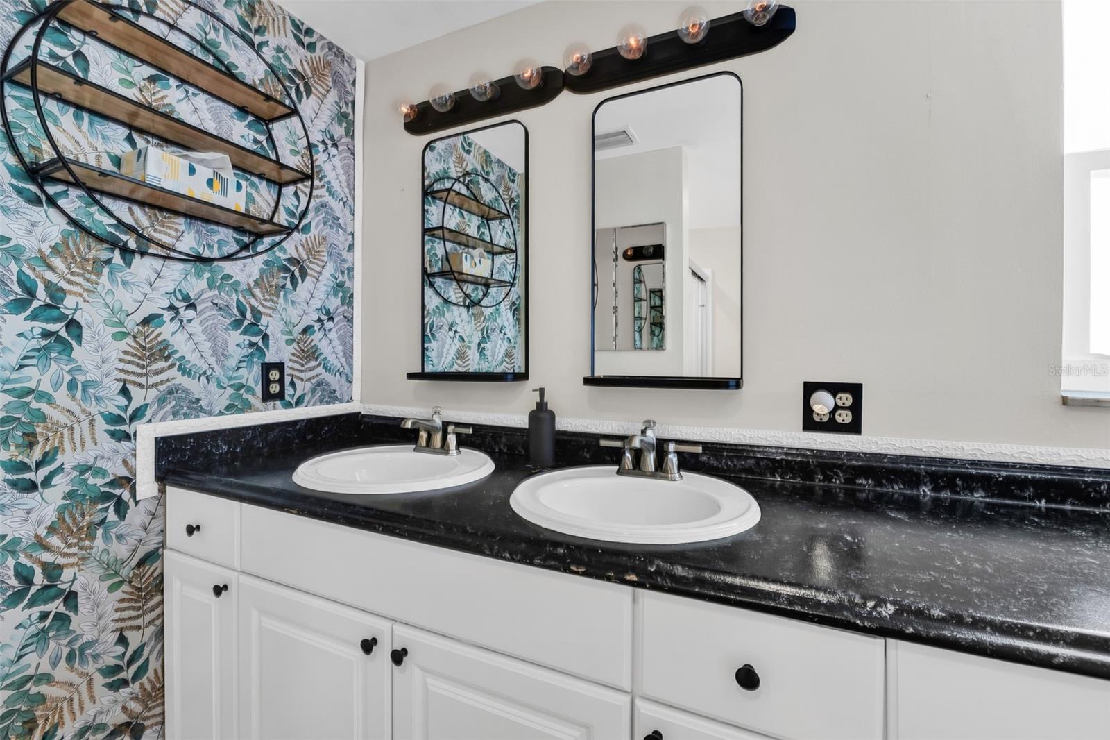 1664 LAKEVIEW PL — photo 38