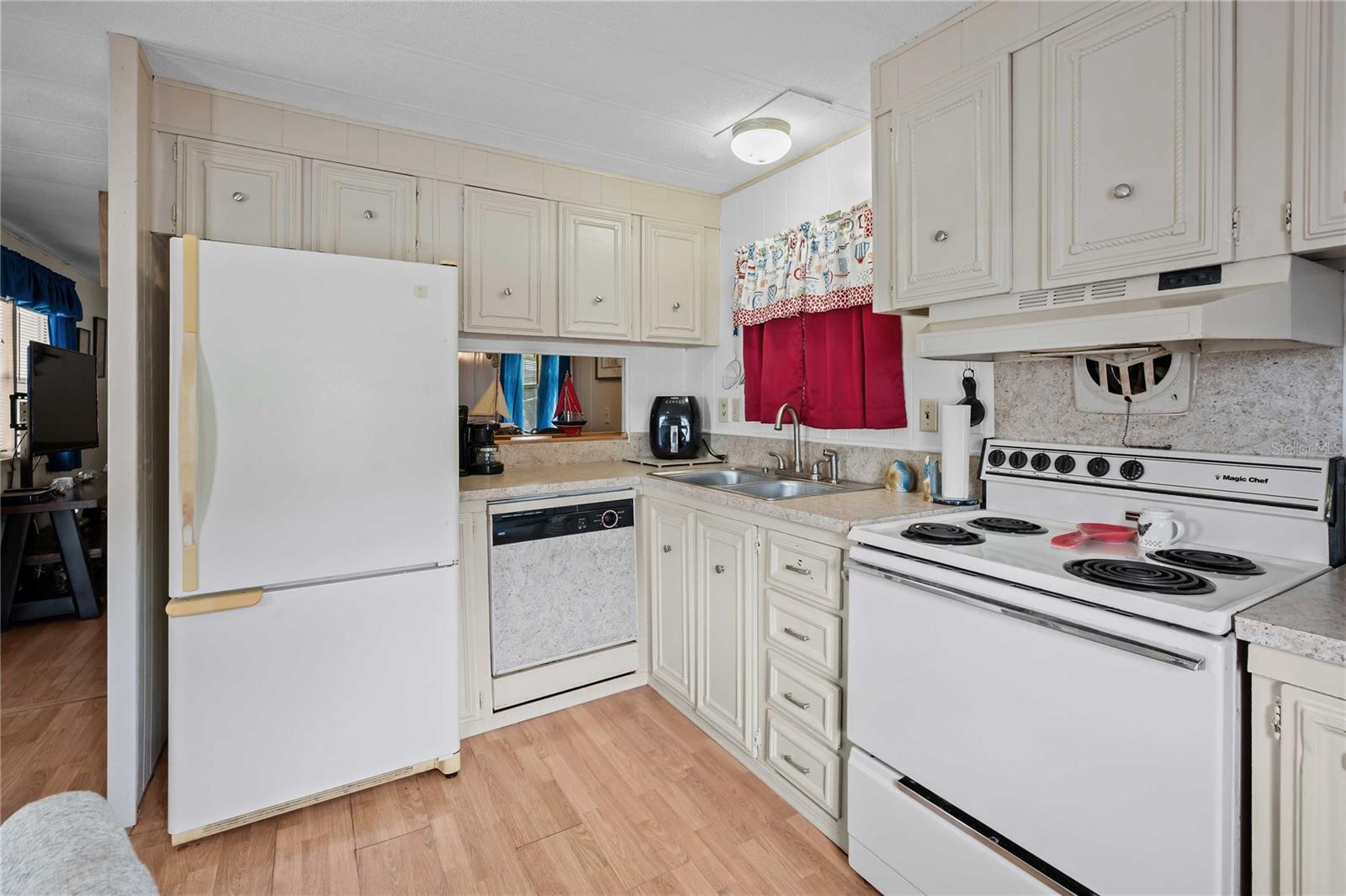 3834 SARAH DR — photo 11