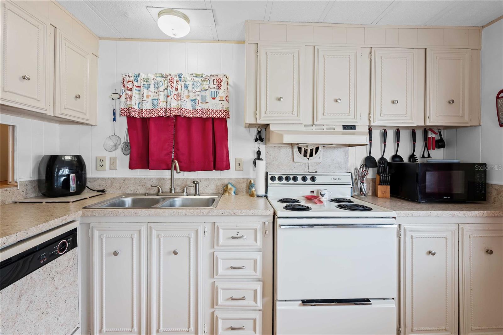 3834 SARAH DR — photo 9