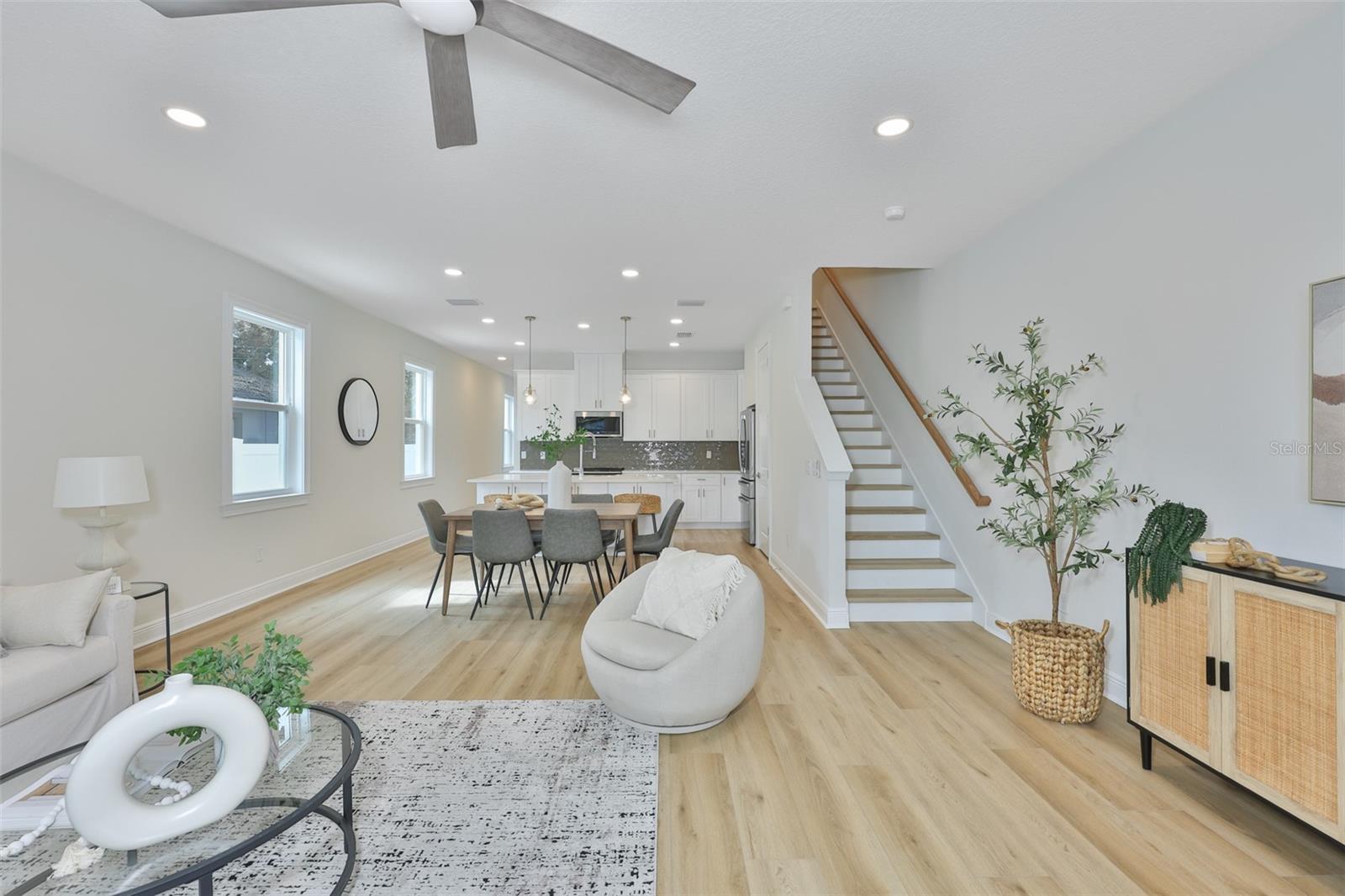 1911 W BEACH ST — photo 11
