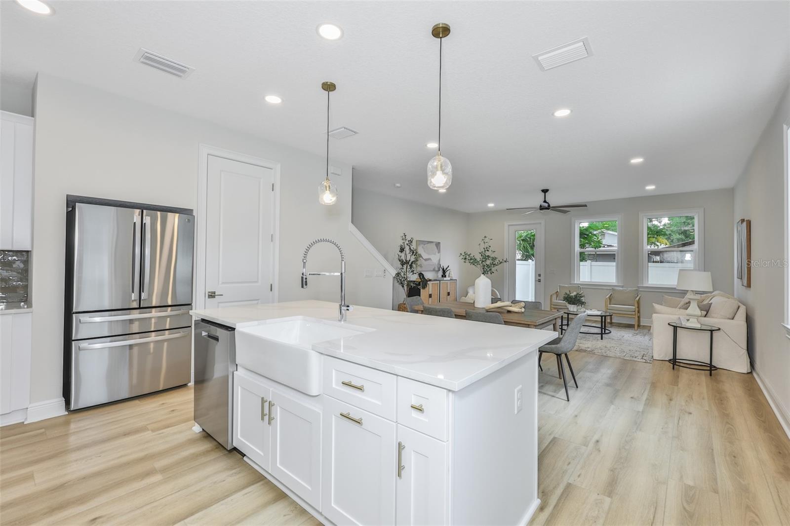 1911 W BEACH ST — photo 3
