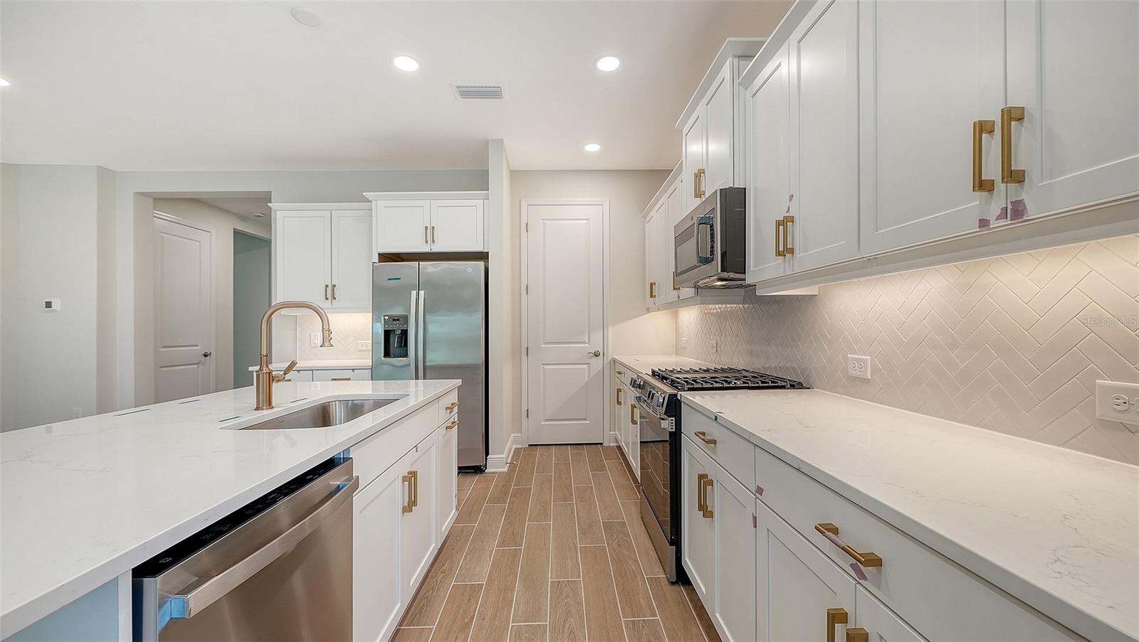 9940 CRYSTAL ISLES CIR — photo 11