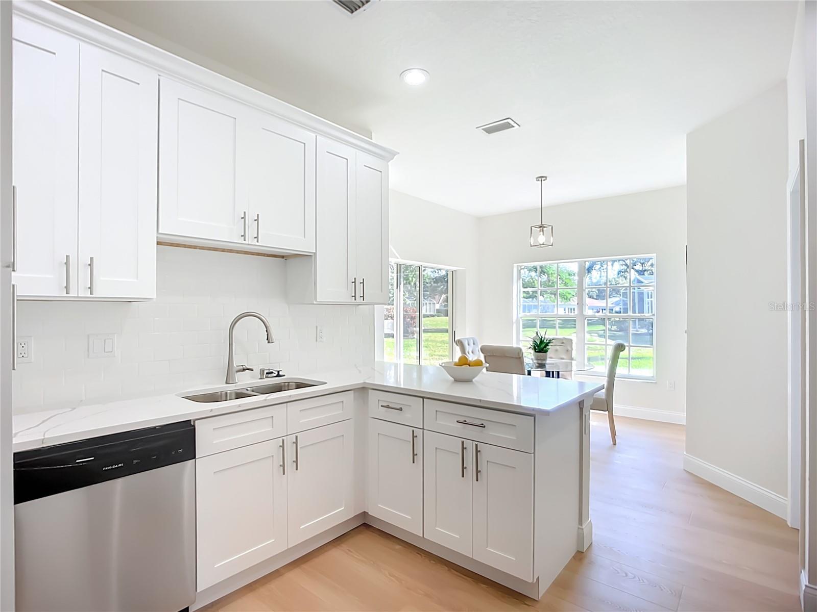 2960 SANDRINGHAM PL — photo 9