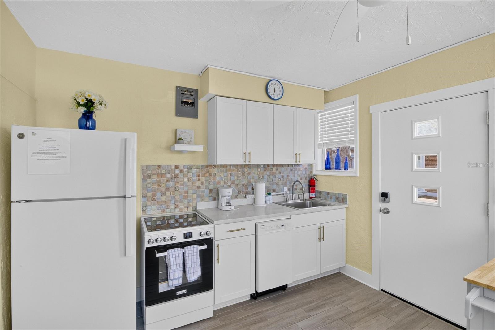 908 VILLAS DR #10 — photo 6