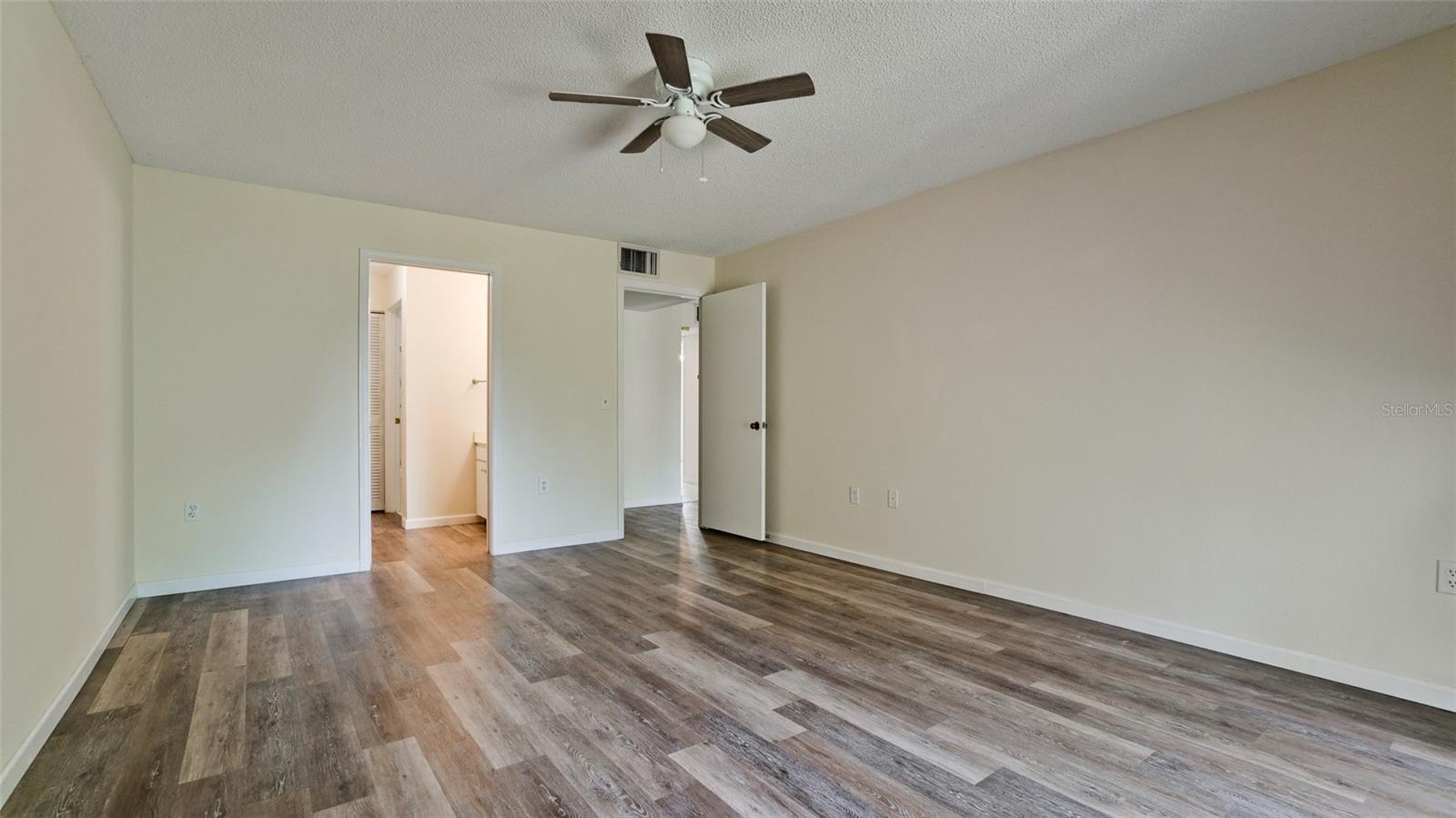 507 LAKESIDE DR #507 — photo 31