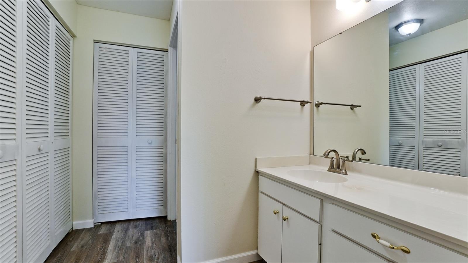507 LAKESIDE DR #507 — photo 32