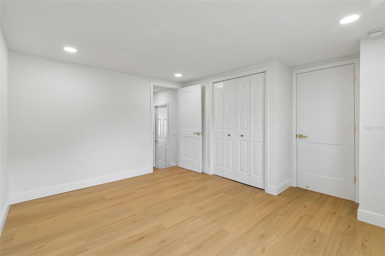 2102 W FERRIS AVE — photo 30