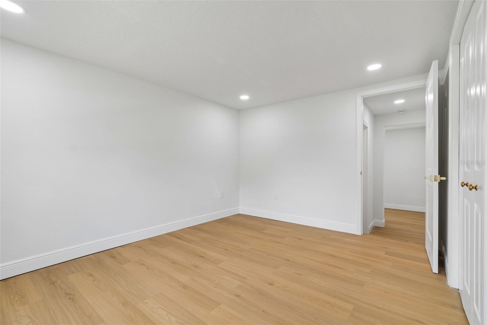 2102 W FERRIS AVE — photo 29