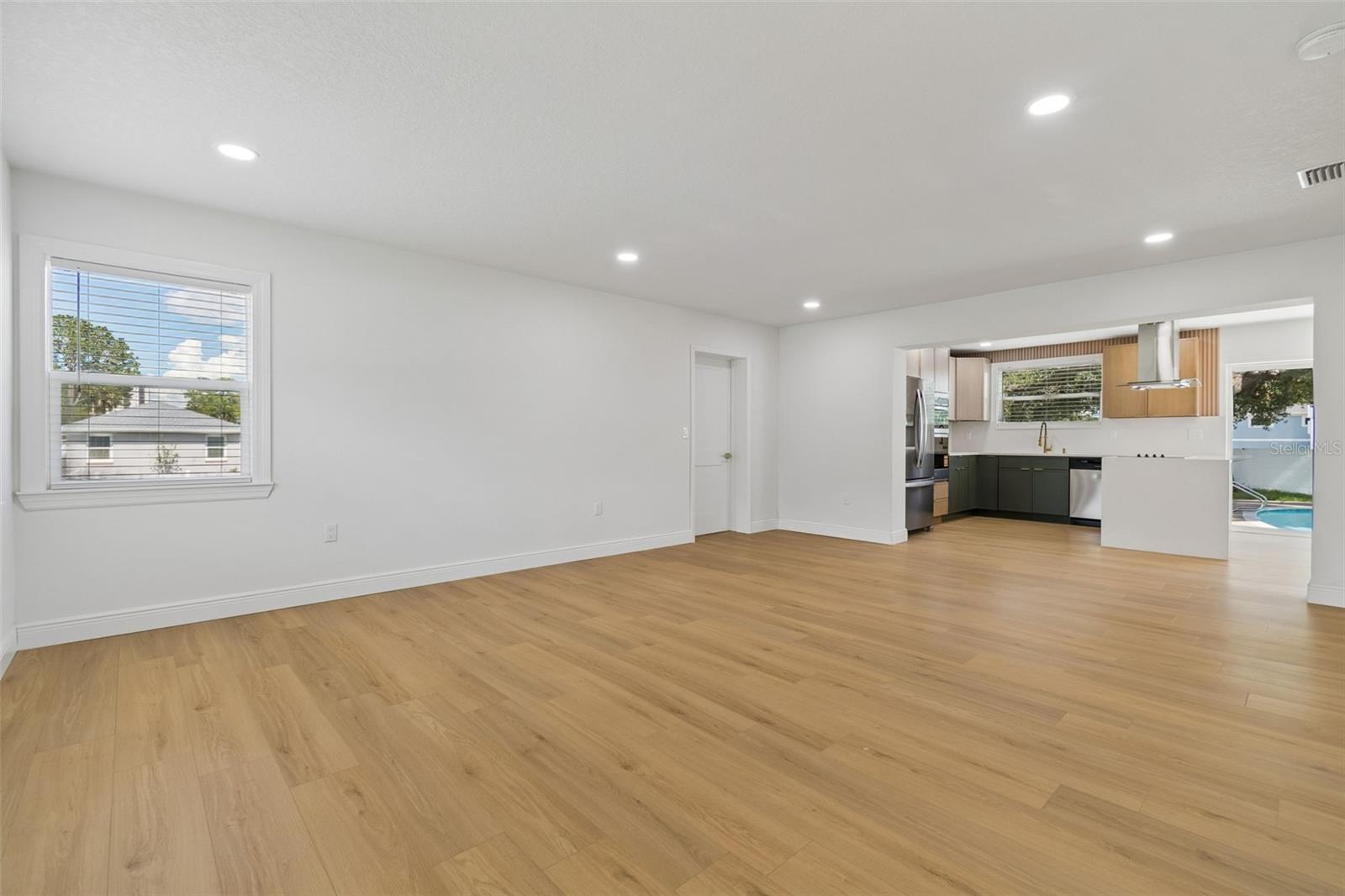 2102 W FERRIS AVE — photo 11