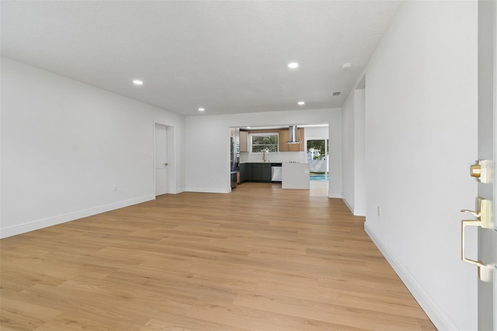 2102 W FERRIS AVE — photo 12