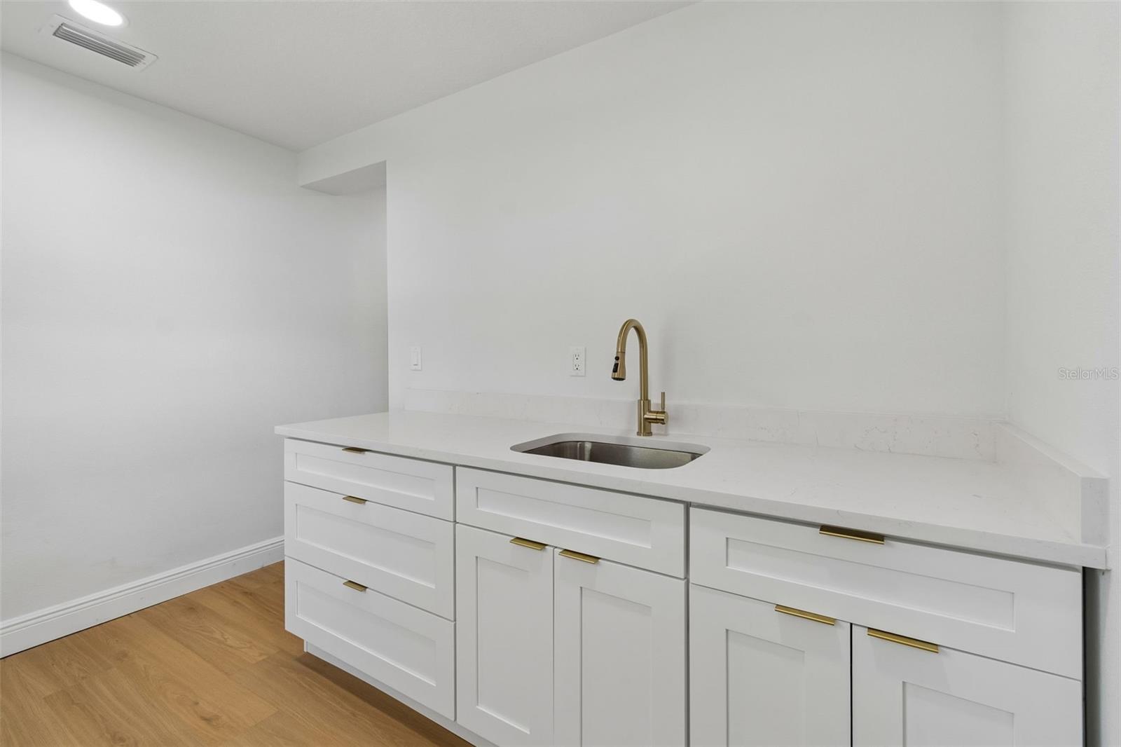 2102 W FERRIS AVE — photo 36