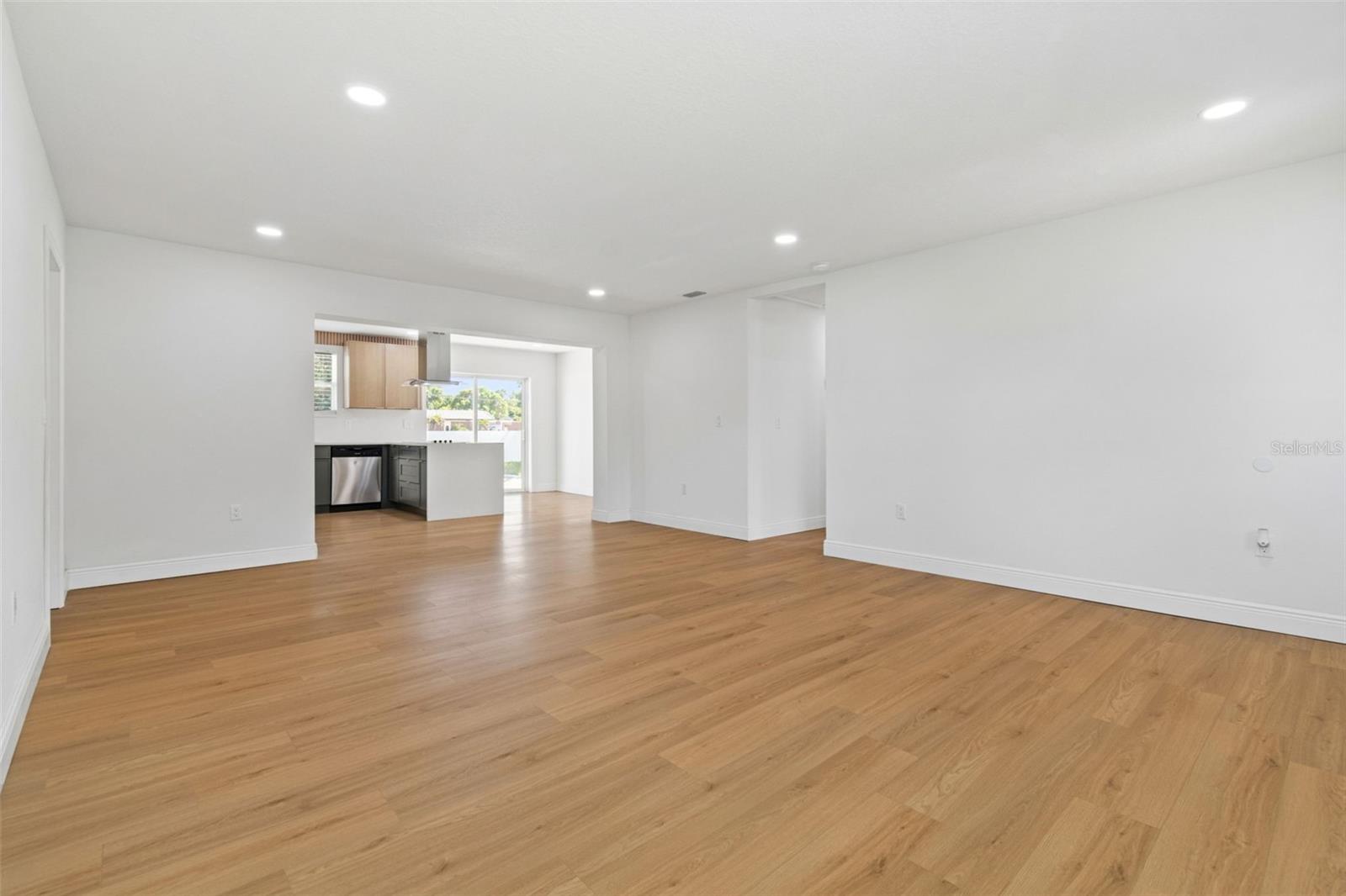 2102 W FERRIS AVE — photo 15