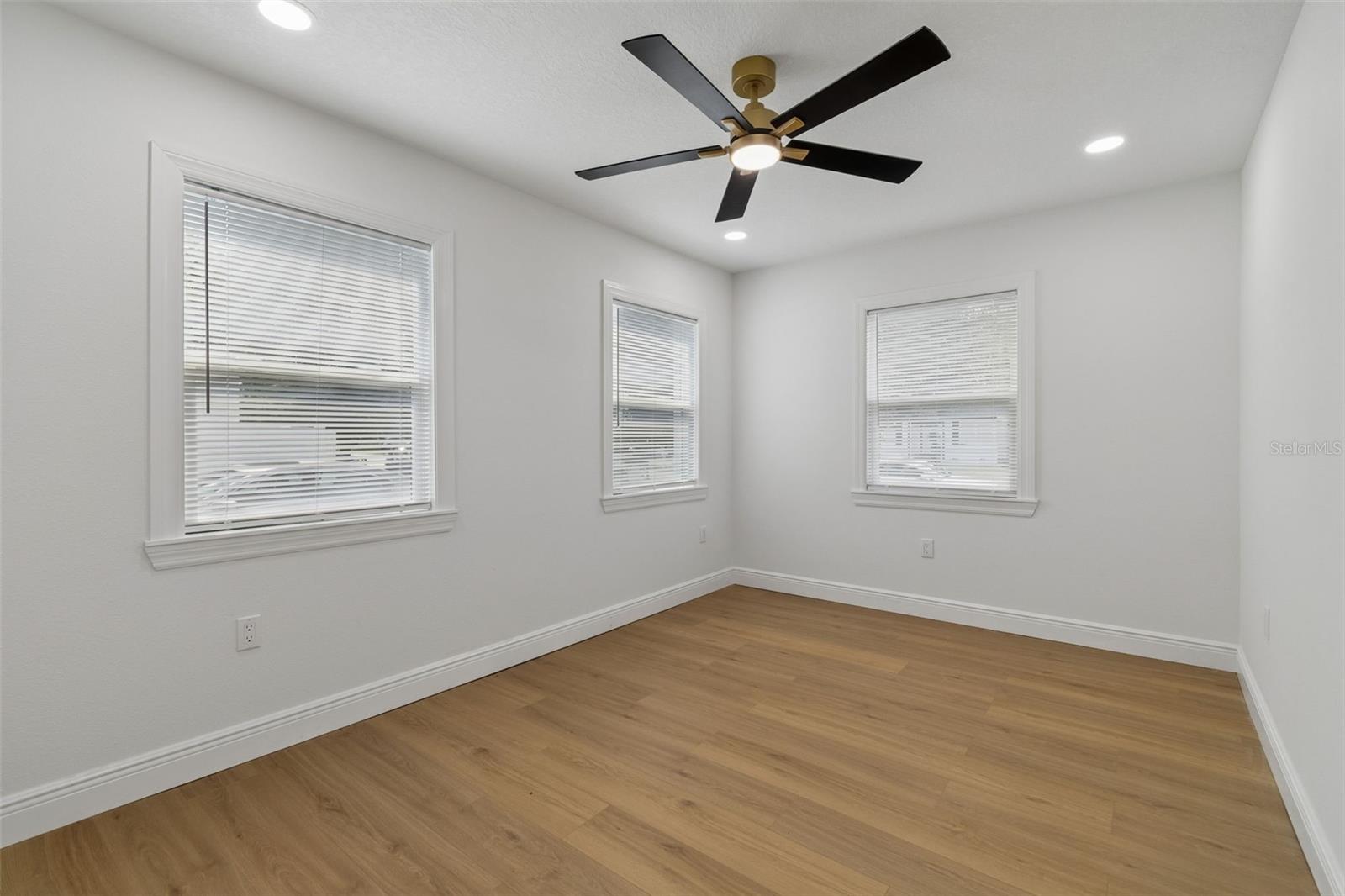 2102 W FERRIS AVE — photo 53