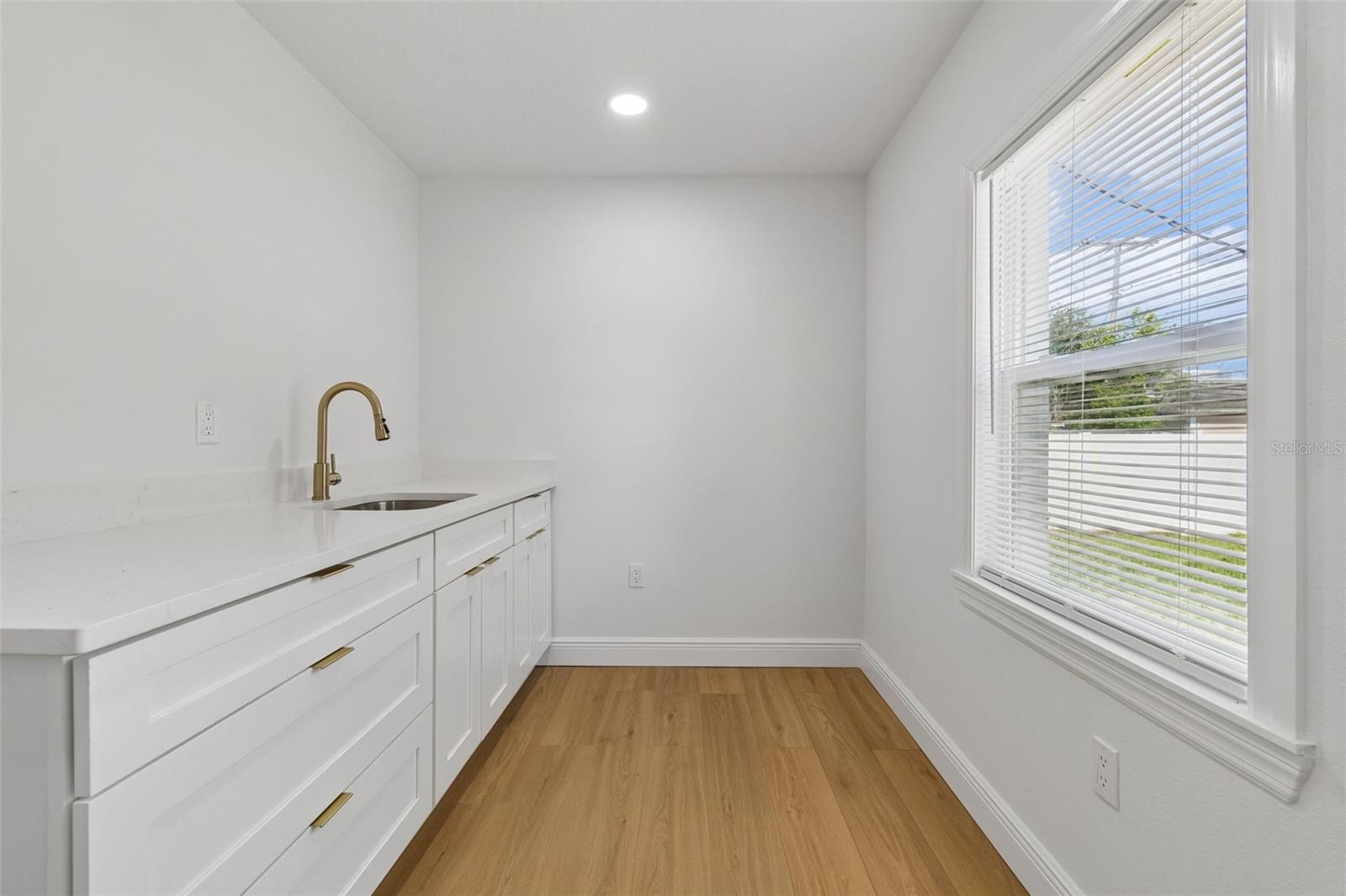 2102 W FERRIS AVE — photo 38