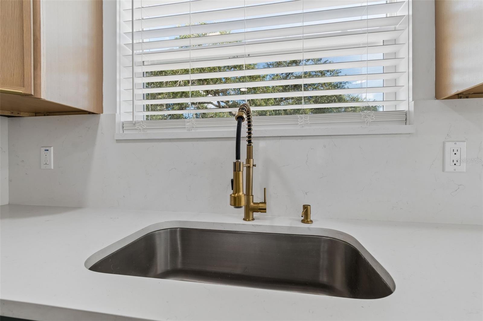 2102 W FERRIS AVE — photo 22