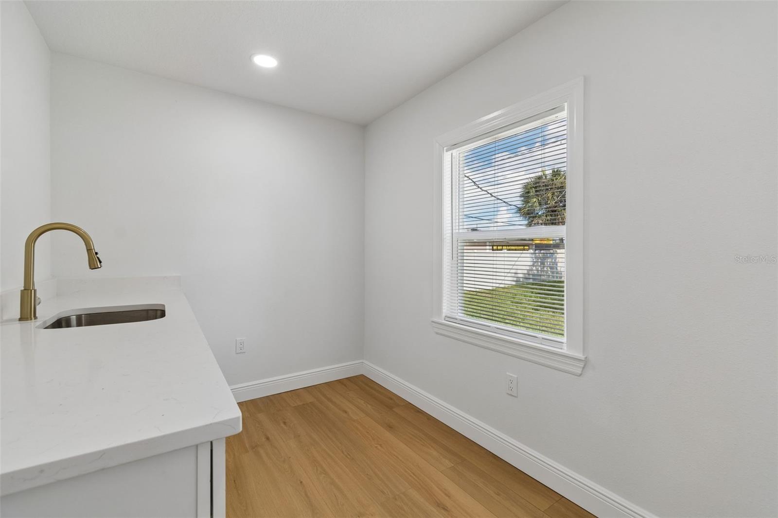 2102 W FERRIS AVE — photo 35