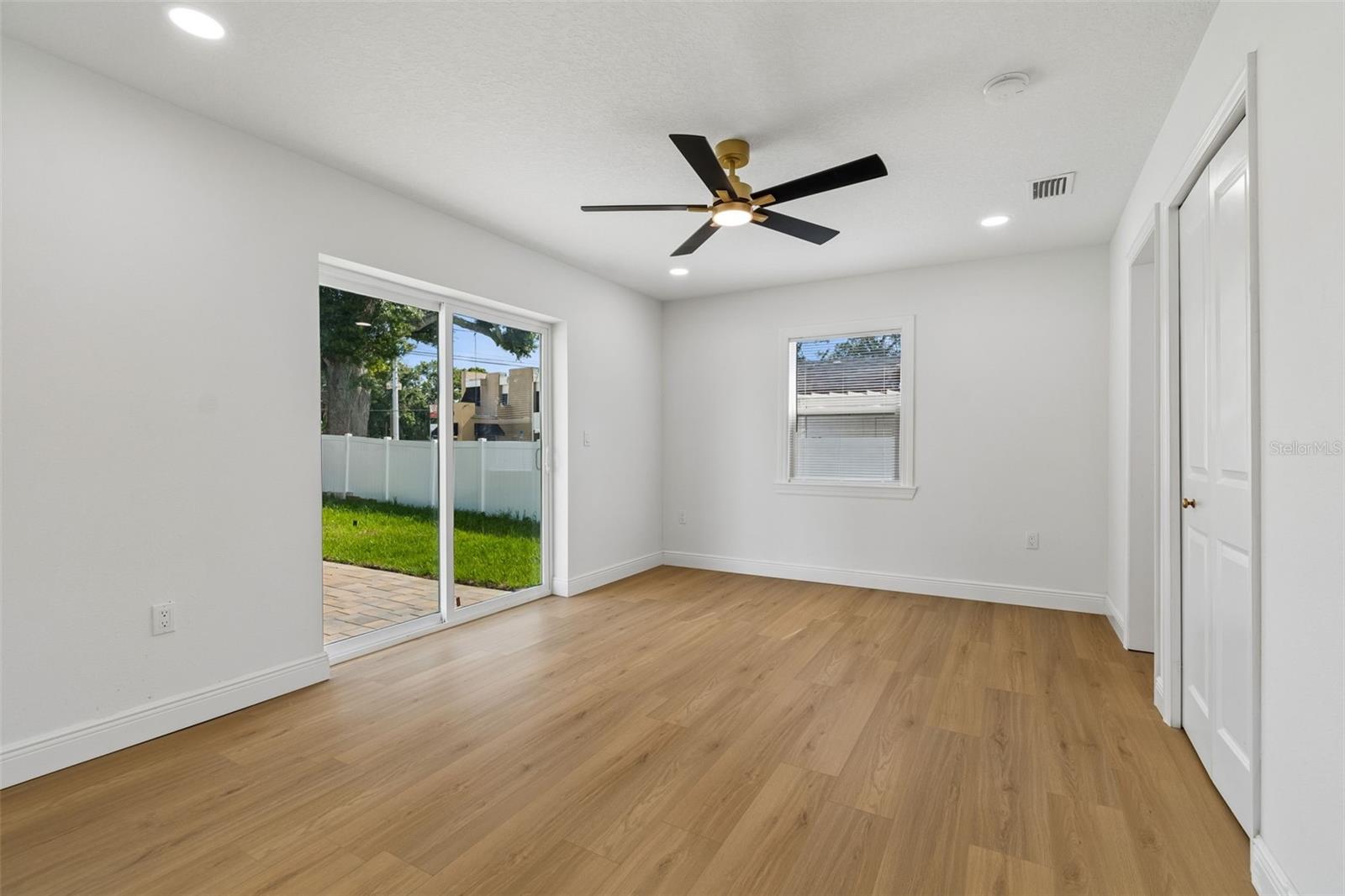 2102 W FERRIS AVE — photo 39