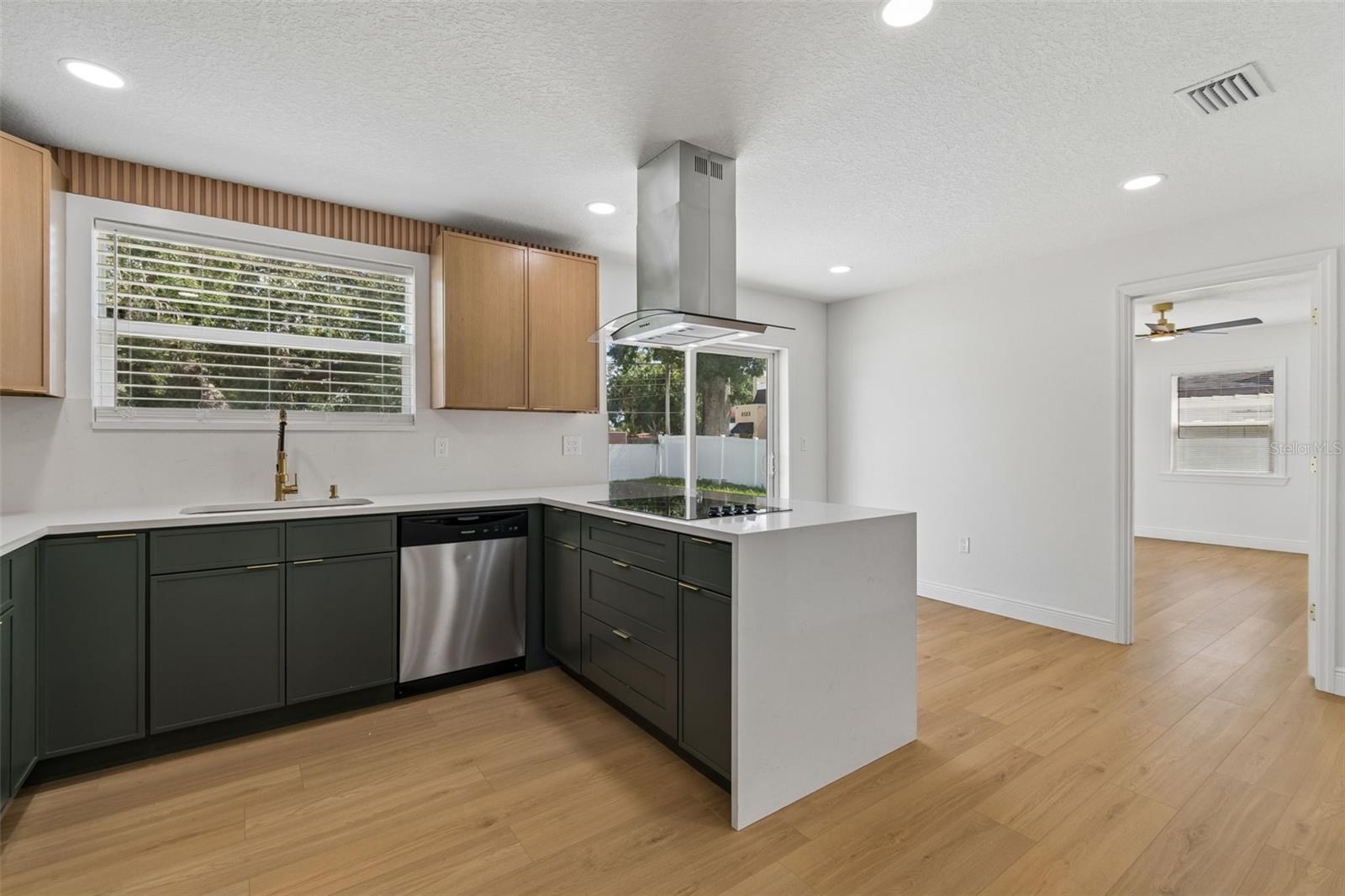 2102 W FERRIS AVE — photo 16