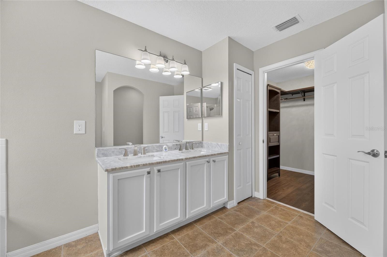7842 CARRIAGE POINTE DR — photo 43