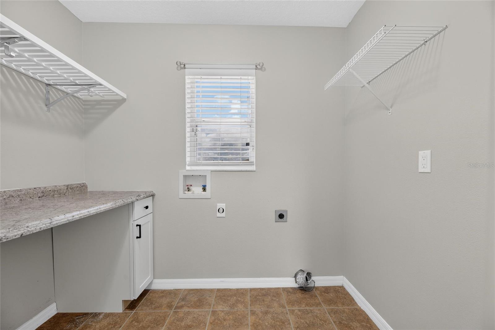 7842 CARRIAGE POINTE DR — photo 34