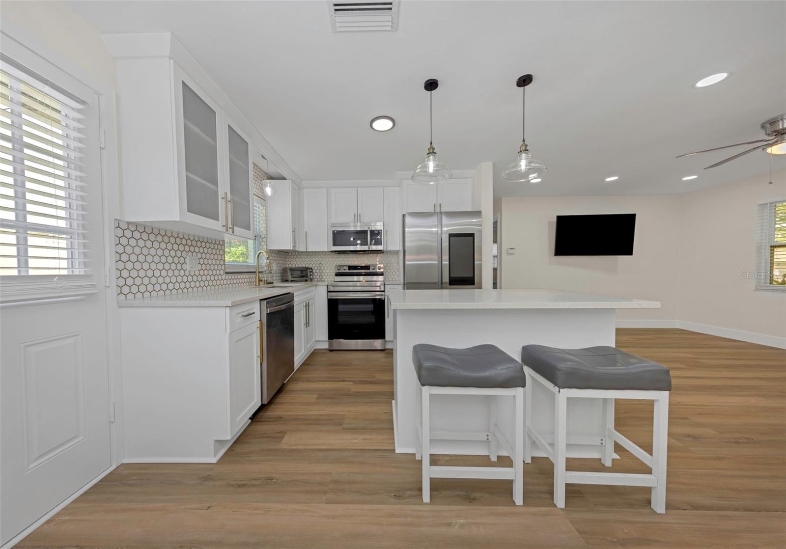 1806 VANCOUVER DR — photo 8