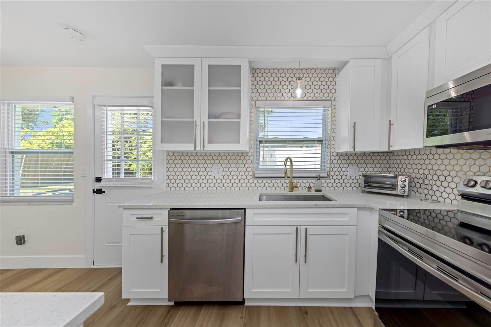 1806 VANCOUVER DR — photo 9