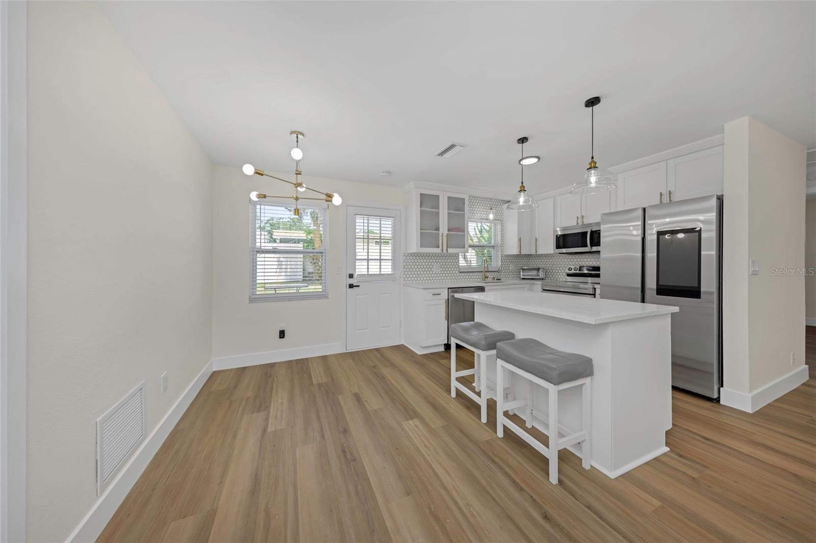 1806 VANCOUVER DR — photo 6