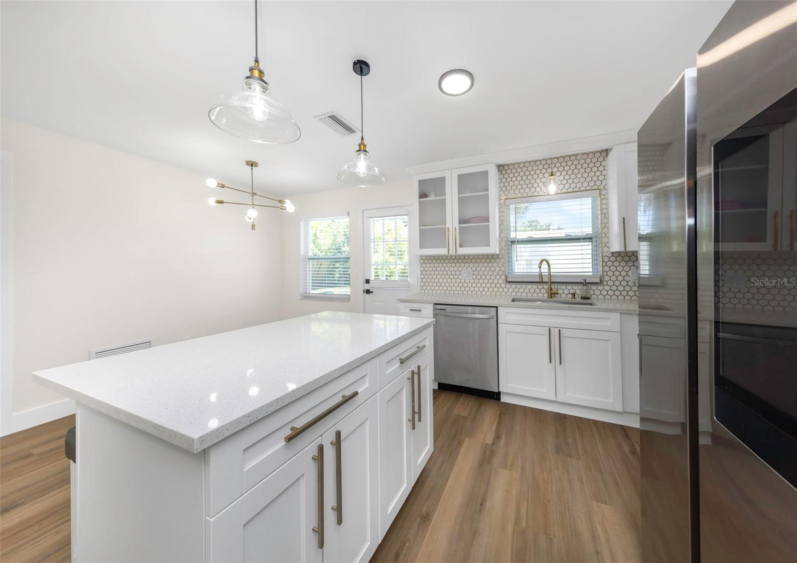 1806 VANCOUVER DR — photo 11