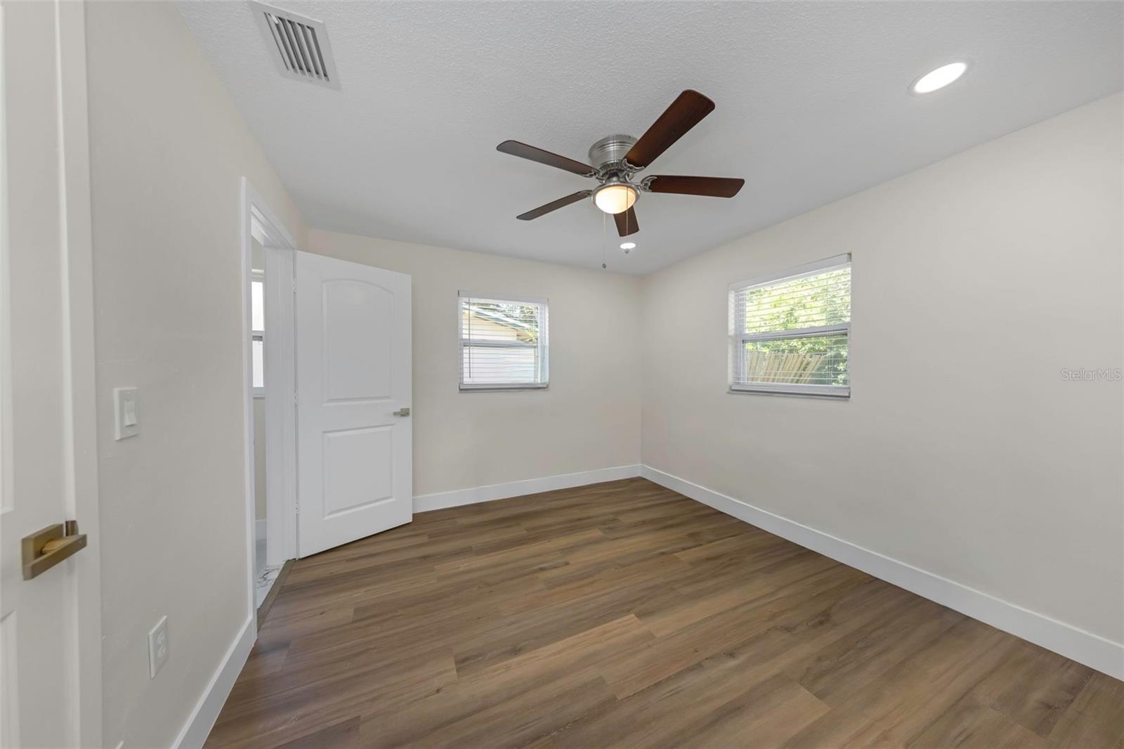 1806 VANCOUVER DR — photo 12