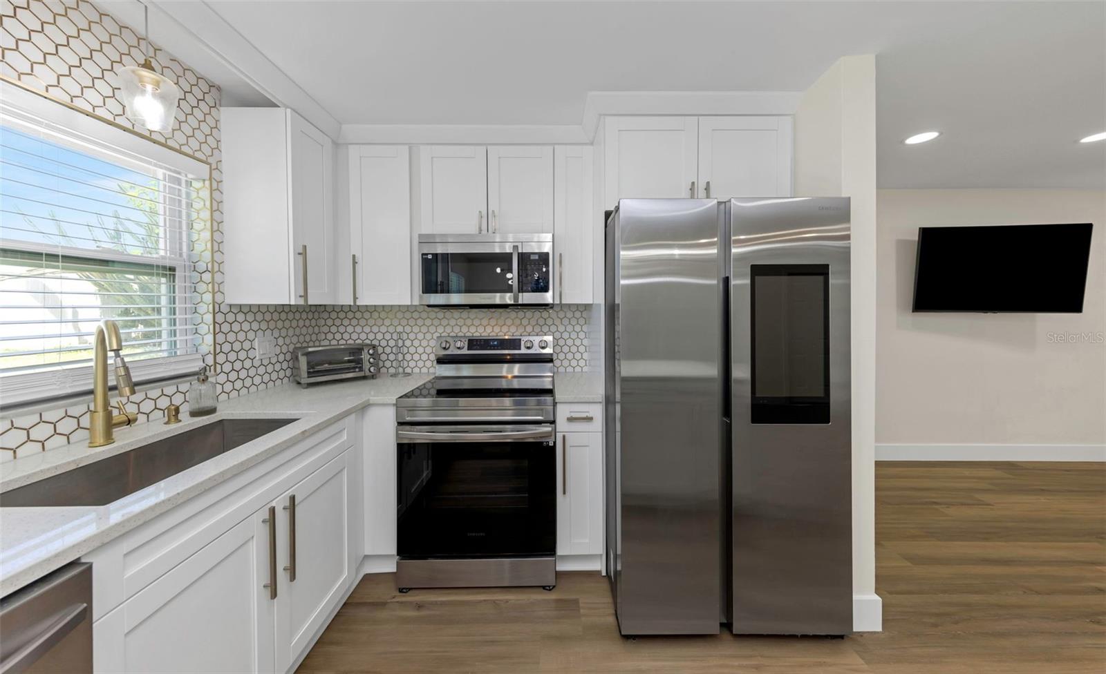 1806 VANCOUVER DR — photo 10