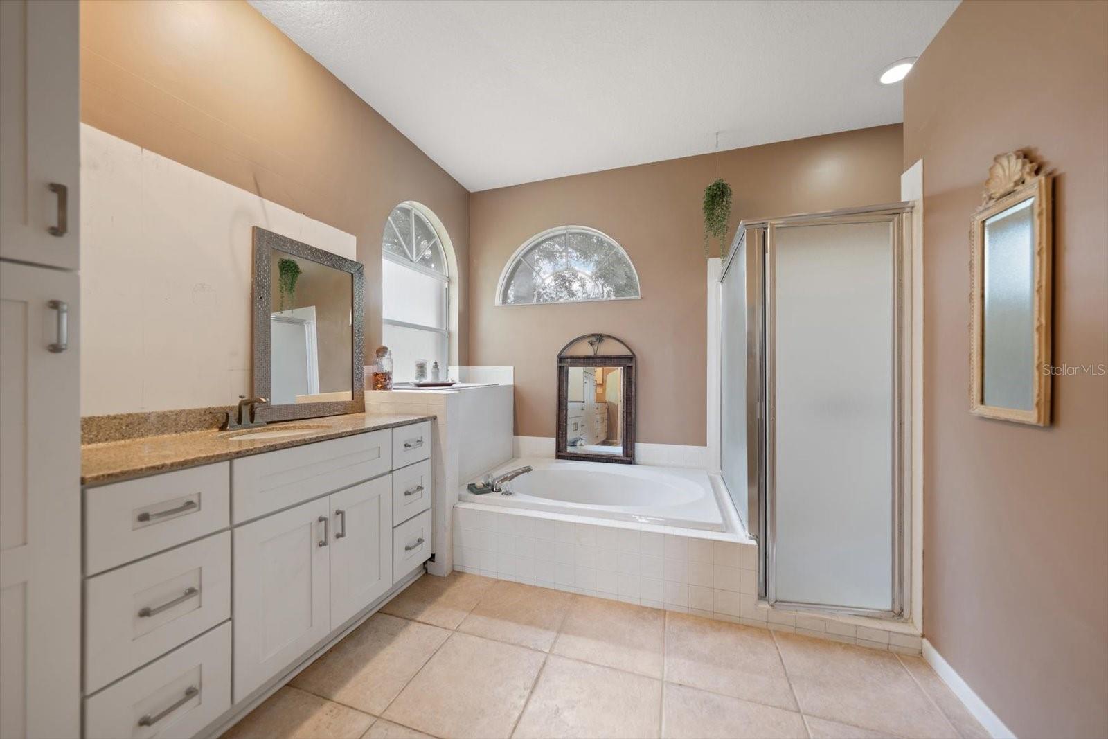 684 SAMANTHA DR — photo 17