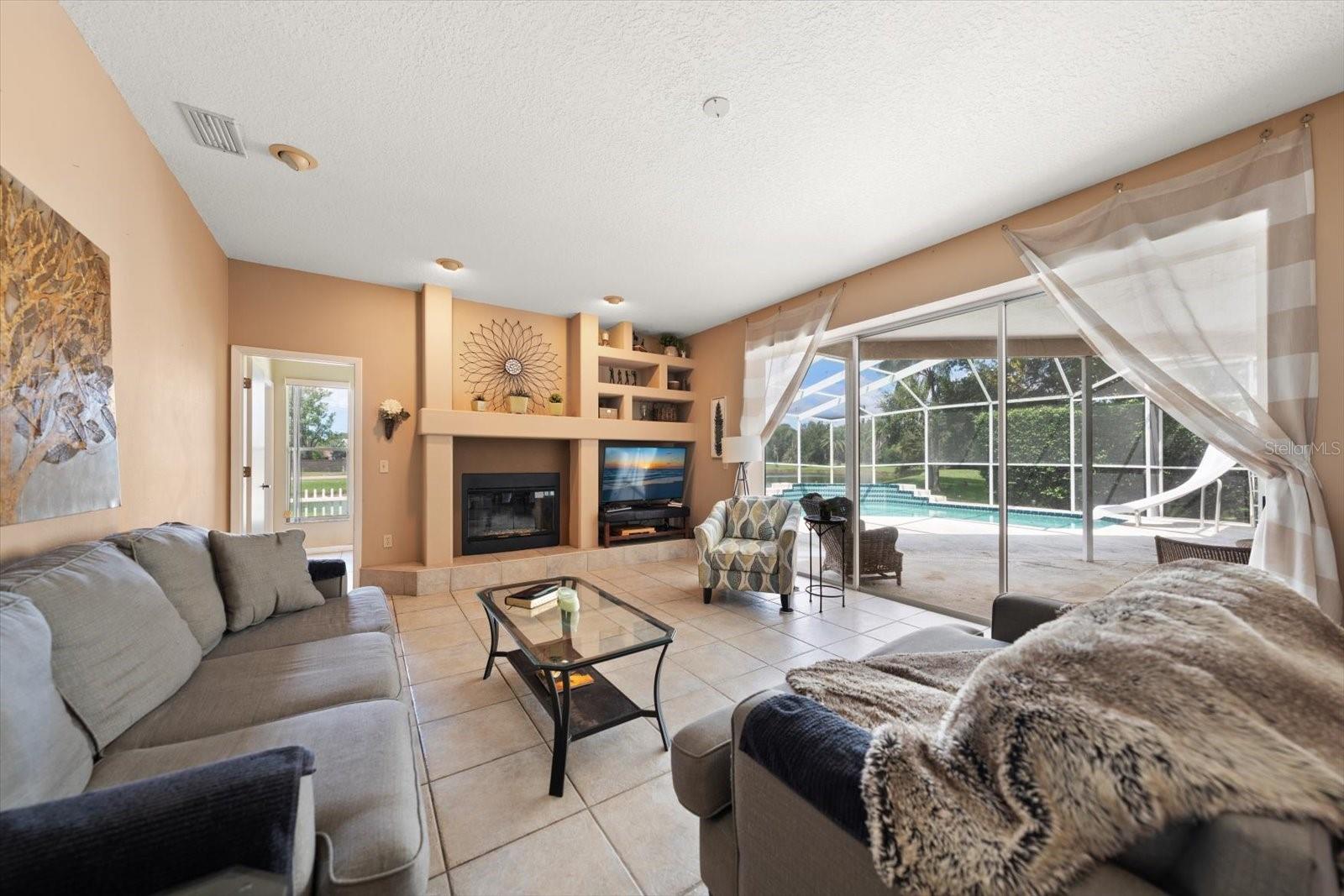 684 SAMANTHA DR — photo 4