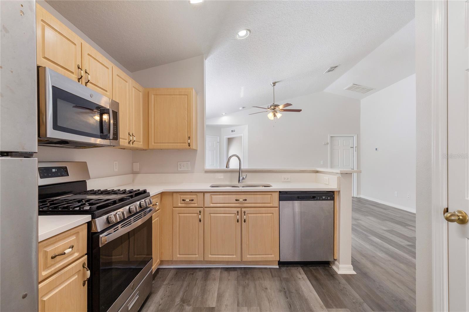 7456 OXFORD GARDEN CIR — photo 3