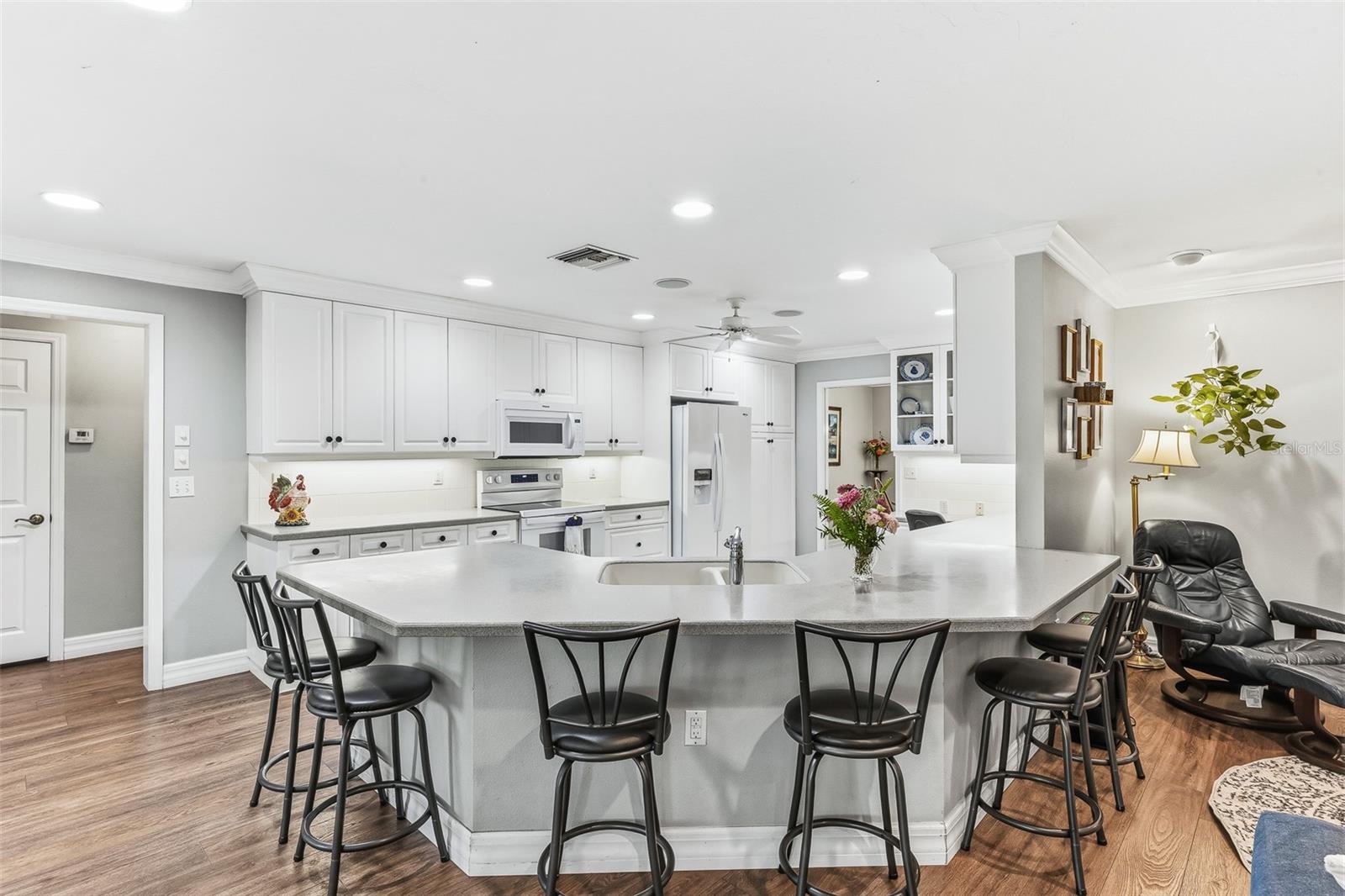 7565 CASTLE DR — photo 9
