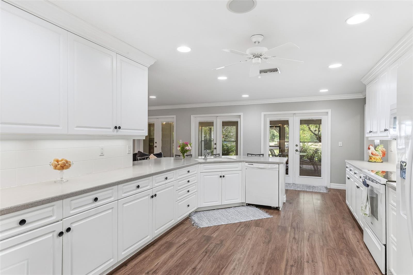 7565 CASTLE DR — photo 11