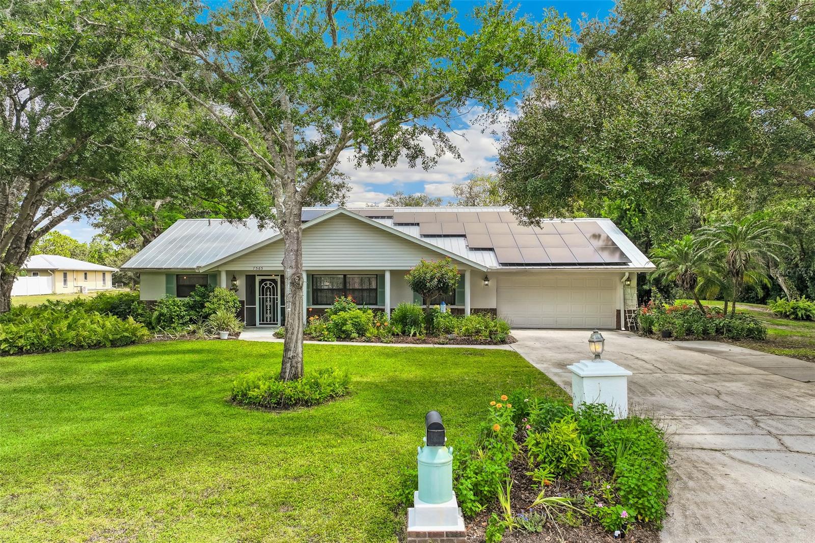 7565 CASTLE DR — photo 4
