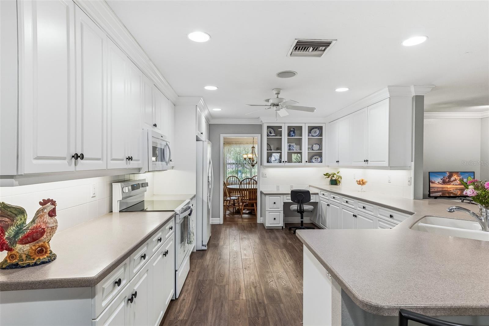 7565 CASTLE DR — photo 10