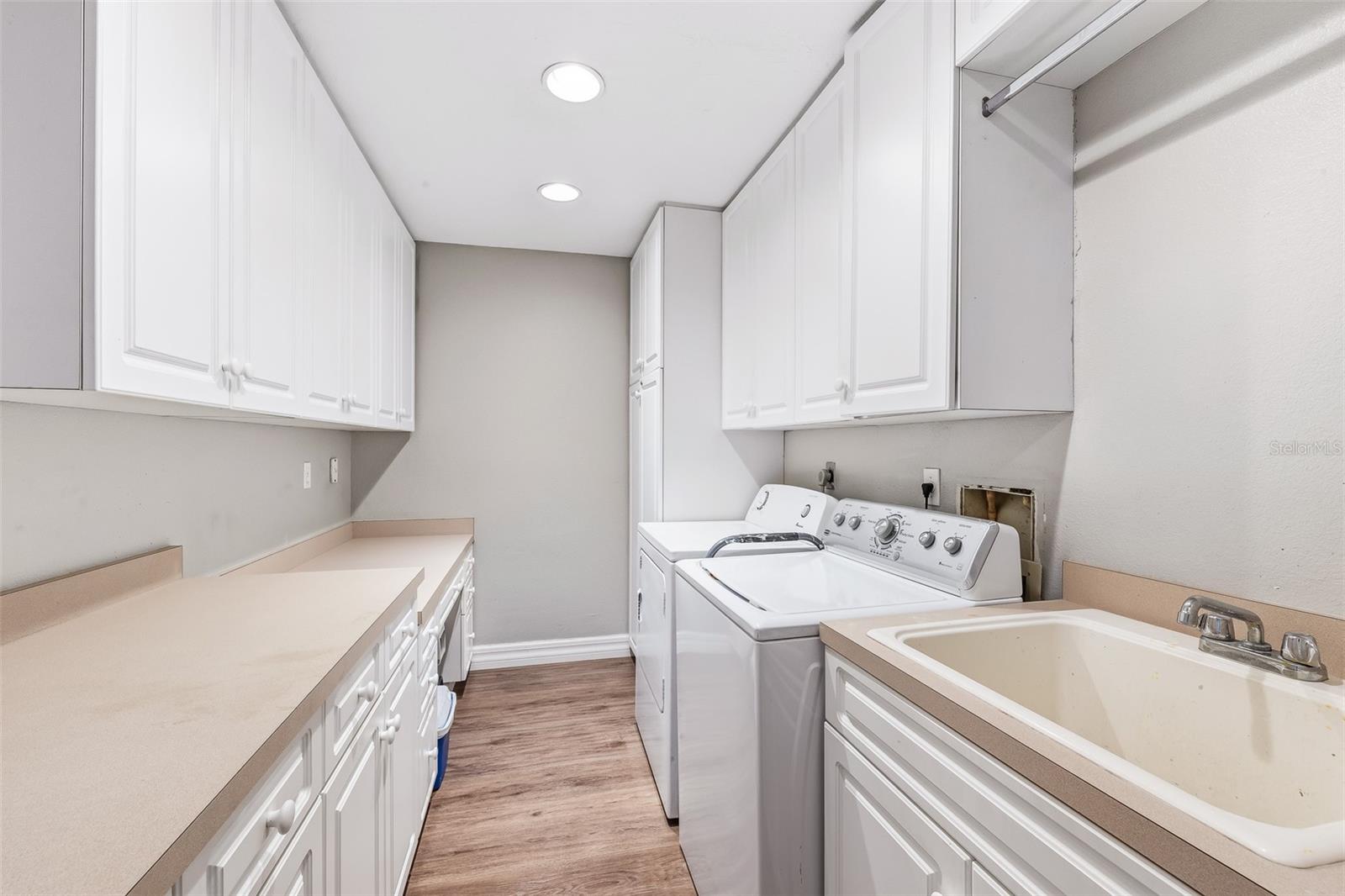 7565 CASTLE DR — photo 26