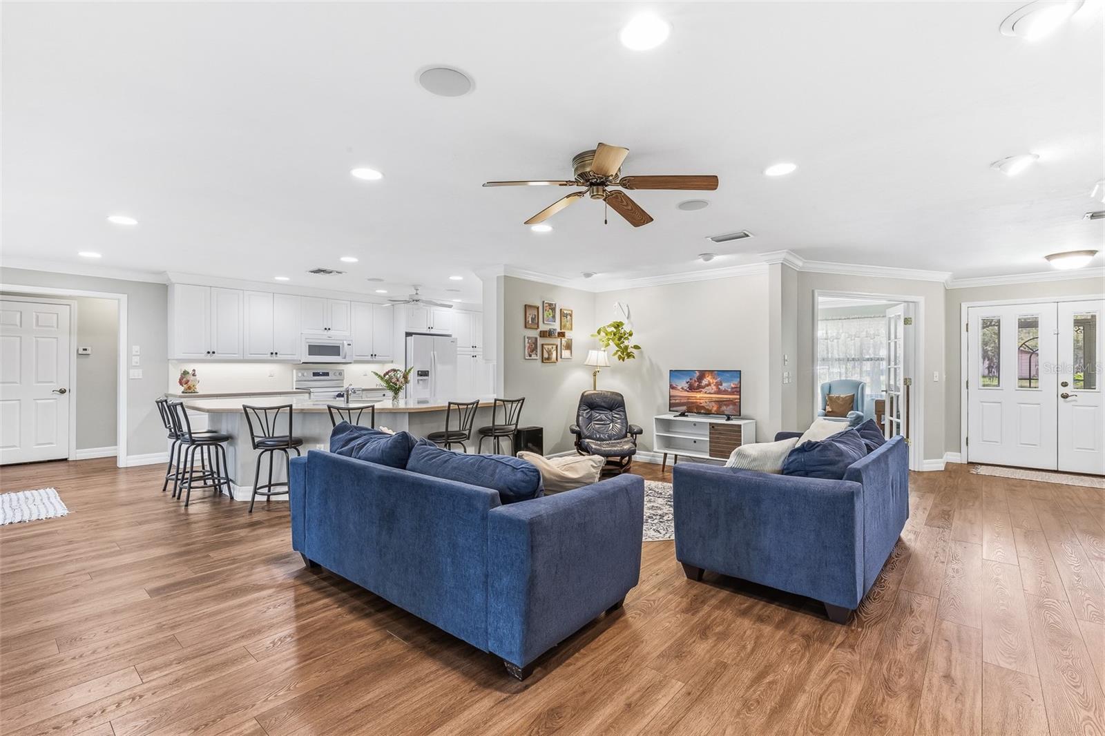 7565 CASTLE DR — photo 8